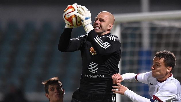 Brankář Martin Chudý v dresu Dukly Praha v souboji se sparťanem Davidem Lafatou. Brankář Martin Chudý v dresu Dukly Praha v souboji se sparťanem Davidem Lafatou.