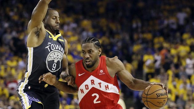 Kawhi Leonard (s míčem) byl strůjcem historického triumfu Toronta v letošní finálové sérii proti obhájcům titulu z Golden State. Kawhi Leonard (s míčem) byl strůjcem historického triumfu Toronta v letošní finálové sérii proti obhájcům titulu z Golden State.