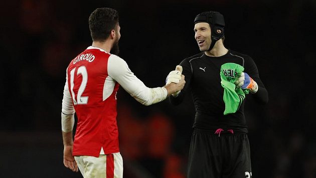 Brankář Arsenalu Petr Čech (vpravo) gratuluje ke gólu Olivierovi Giroudovi po utkání s West Bromwichem. Brankář Arsenalu Petr Čech (vpravo) gratuluje ke gólu Olivierovi Giroudovi po utkání s West Bromwichem.