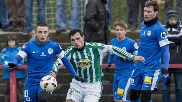 Dmitro Korkiško z Liberce (zcela vlevo) v souboji s Josefem Jindřiškem z Bohemians 1905. Vpravo přihlíží útočník Slovanu Michael Rabušic, vzadu je Martin Frýdek. Dmitro Korkiško z Liberce (zcela vlevo) v souboji s Josefem Jindřiškem z Bohemians 1905. Vpravo přihlíží útočník Slovanu Michael Rabušic, vzadu je Martin Frýdek.