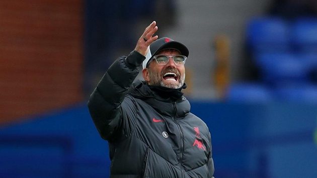 Německý trenér Liverpoolu Jürgen Klopp během utkání Premier League na hřišti městského rivala z Evertonu. Německý trenér Liverpoolu Jürgen Klopp během utkání Premier League na hřišti městského rivala z Evertonu.