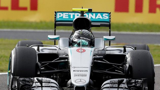 Nico Rosberg s vozem Mercedes při kvalifikaci na Velkou cenu Japonska F1. Nico Rosberg s vozem Mercedes při kvalifikaci na Velkou cenu Japonska F1.