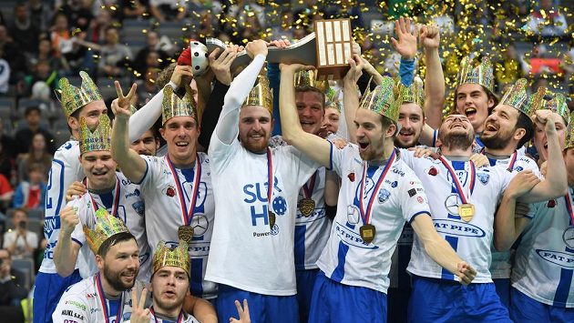 Florbalisté Chodova slaví obhajobu titulu. Florbalisté Chodova slaví obhajobu titulu.