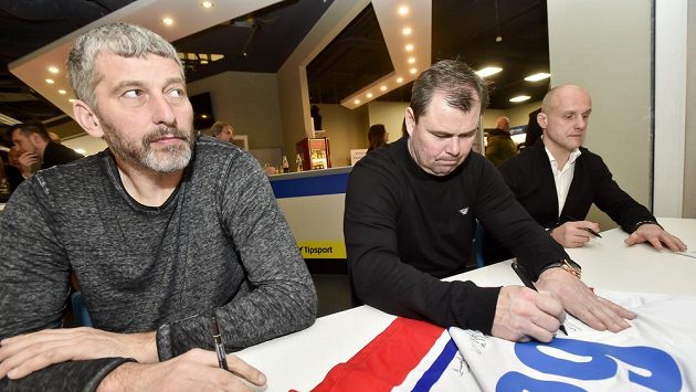 Zlatí hokejisté z Nagana (zleva) Richard Šmehlík, Jaroslav Špaček a Martin Straka během autogramiády.. Zlatí hokejisté z Nagana (zleva) Richard Šmehlík, Jaroslav Špaček a Martin Straka během autogramiády..