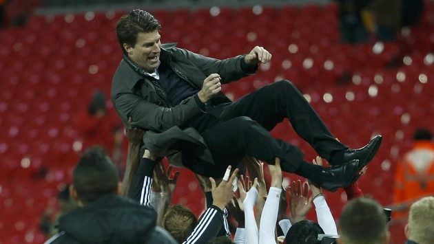 Trenér Michael Laudrup létá nad hlavami fotbalistů Swansea. Trenér Michael Laudrup létá nad hlavami fotbalistů Swansea.