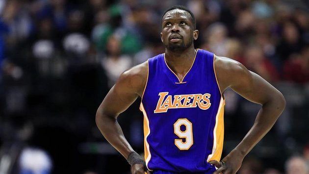 Basketbalista Los Angeles Lakers Luol Deng v duelu s Dallasem. Basketbalista Los Angeles Lakers Luol Deng v duelu s Dallasem.