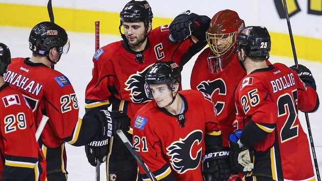 Hokejisté Calgary se radují z gólu proti Carolině. Hokejisté Calgary se radují z gólu proti Carolině.