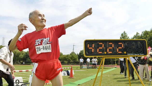 Hidekichi Miyazaki u výsledkové tabule imitoval proslulé gesto sprinterského krále Usaina Boélta. Hidekichi Miyazaki u výsledkové tabule imitoval proslulé gesto sprinterského krále Usaina Boélta.