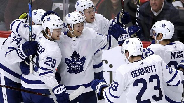 William Nylander (29) oslavuje se spoluhráči z Toronta výhru v Chicagu. William Nylander (29) oslavuje se spoluhráči z Toronta výhru v Chicagu.