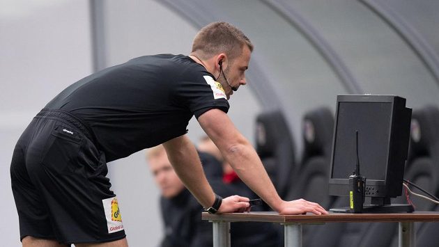 Rozhodčí Pavel Orel sleduje videozáznam během utkání Plzeň - Baník. Rozhodčí Pavel Orel sleduje videozáznam během utkání Plzeň - Baník.