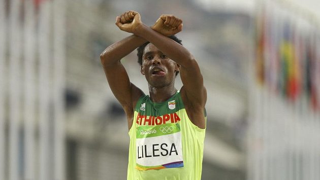 Stříbrný etiopský maratónec Feyisa Lilesa dal hned v cíli najevo podporu příslušníkům kmene, jimž prý chce vláda v jeho zemi sebrat půdu. Stříbrný etiopský maratónec Feyisa Lilesa dal hned v cíli najevo podporu příslušníkům kmene, jimž prý chce vláda v jeho zemi sebrat půdu.