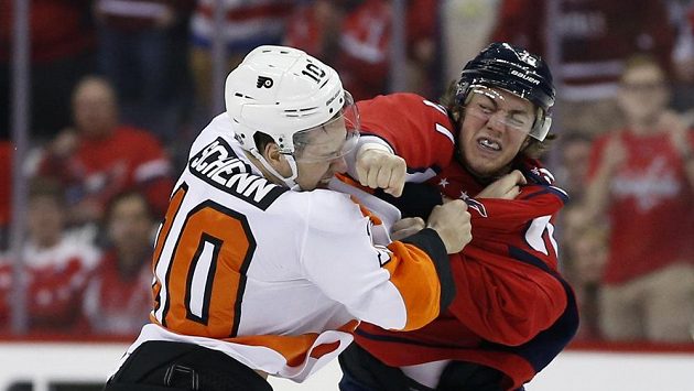 Brayden Schenn (10) z Philadelphie a washingtonský T.J. Oshie (77). Brayden Schenn (10) z Philadelphie a washingtonský T.J. Oshie (77).
