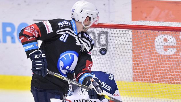 Hokejista Jaroslav Kracík dává branku Plzně. Hokejista Jaroslav Kracík dává branku Plzně.