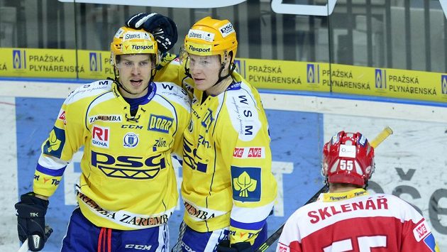 Útočník Zlína Roman Vlach (vlevo) přjímá gratulaci ke gólu v zápase se Slavií. Útočník Zlína Roman Vlach (vlevo) přjímá gratulaci ke gólu v zápase se Slavií.