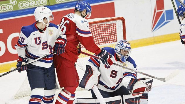 Český útočník Tomáš Šoustal (uprostřed) se snaží překonat amerického brankáře Alexe Nedeljkovice. Vlevo je obránce USA Will Borgen. Český útočník Tomáš Šoustal (uprostřed) se snaží překonat amerického brankáře Alexe Nedeljkovice. Vlevo je obránce USA Will Borgen.