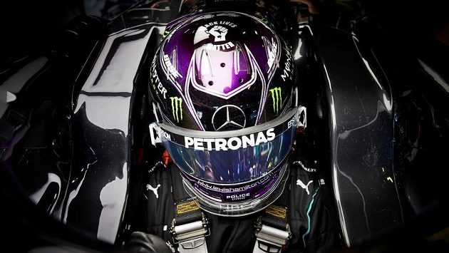 Lewis Hamilton z Mercedesu během tréninku na Velkou cenu Itálie. Lewis Hamilton z Mercedesu během tréninku na Velkou cenu Itálie.