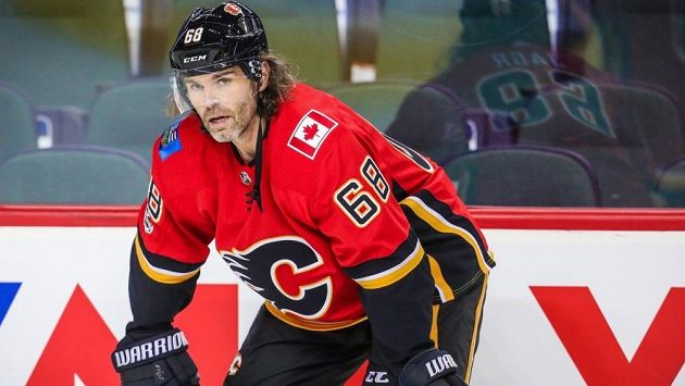 Útočník Calgary Jaromír Jágr během utkání s Carolinou. Útočník Calgary Jaromír Jágr během utkání s Carolinou.