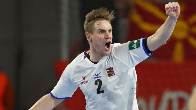 Český házenkář Jakub Hrstka v duelu s Makedonií. Český házenkář Jakub Hrstka v duelu s Makedonií.
