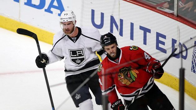Jef Carter z Los Angeles (vlevo) se raduje z gólu, který vstřelil Chicagu. Vpravo obránce Blackhawks Niklas Hjalmarsson. Jef Carter z Los Angeles (vlevo) se raduje z gólu, který vstřelil Chicagu. Vpravo obránce Blackhawks Niklas Hjalmarsson.