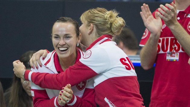 Tenistky Švýcarska, vlevo Martina Hingisová a vpravo Timea Bacsinszká oslavují vítězství Viktorije Golubicové nad Karolínou Plíškovou. Tenistky Švýcarska, vlevo Martina Hingisová a vpravo Timea Bacsinszká oslavují vítězství Viktorije Golubicové nad Karolínou Plíškovou.