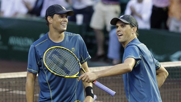 Bratři Bryanové oslavují triumf v deblu na turnaji v Houstonu. Bratři Bryanové oslavují triumf v deblu na turnaji v Houstonu.