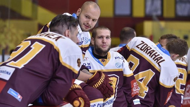 Jihlavští hokejisté (zleva) Tomáš Jiránek, Radoslav Macík, Filip Surovka a Jan Zdráhal. Jihlavští hokejisté (zleva) Tomáš Jiránek, Radoslav Macík, Filip Surovka a Jan Zdráhal.