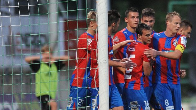 Hráči Plzně oslavují vyrovnávací gól na 2:2 během utkání 2. kola Gambrinus ligy mezi FK Příbram a FC Viktoria Plzeň. Hráči Plzně oslavují vyrovnávací gól na 2:2 během utkání 2. kola Gambrinus ligy mezi FK Příbram a FC Viktoria Plzeň.