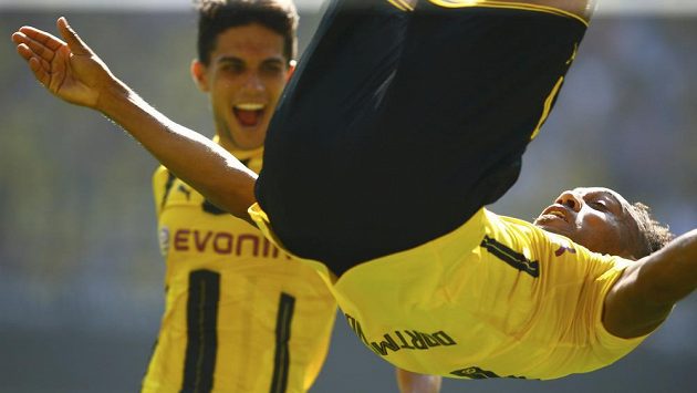 Dortmundský Pierre-Emerick Aubameyang dvakrát metal salta na olsavu gólu. Dortmundský Pierre-Emerick Aubameyang dvakrát metal salta na olsavu gólu.