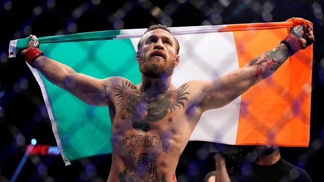 Conor McGregor s irskou vlajkou po svém vítězném návratu do UFC, ve kterém zdolal Donalda Cerroneho. Conor McGregor s irskou vlajkou po svém vítězném návratu do UFC, ve kterém zdolal Donalda Cerroneho.
