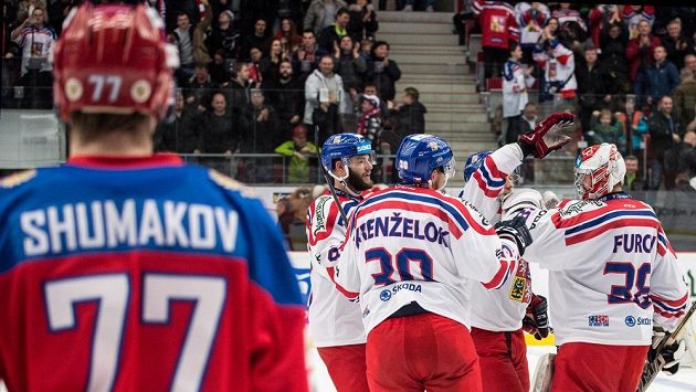 Hokejisté české reprezentace slaví výhru nad Ruskem. Vlevo je střelec prvního gólu sborné Sergej Šumakov. Hokejisté české reprezentace slaví výhru nad Ruskem. Vlevo je střelec prvního gólu sborné Sergej Šumakov.