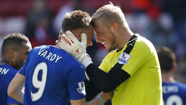Brankář Leicesteru Kasper Schmeichel (vpravo) a útočník Jamie Vardy slaví vítězství v Sunderlandu. Brankář Leicesteru Kasper Schmeichel (vpravo) a útočník Jamie Vardy slaví vítězství v Sunderlandu.
