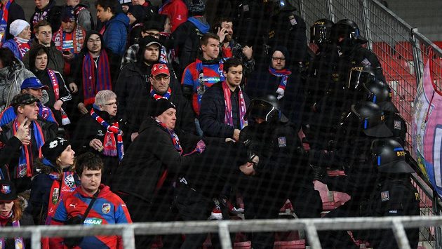 Policie měla na Spartě práci s plzeňskými fanoušky. Policie měla na Spartě práci s plzeňskými fanoušky.