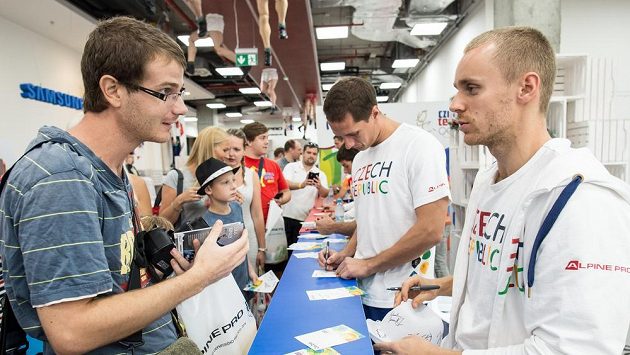 Oštěpař Jakub Vadlejch (vpravo) při autogramiádě po olympiádě v Riu. Oštěpař Jakub Vadlejch (vpravo) při autogramiádě po olympiádě v Riu.