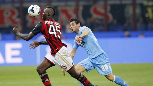 Mario Balotelli (vlevo) si kryje míč před dotírajícím Blerimem Džemailim z Neapole v zápase italské Serie A. Mario Balotelli (vlevo) si kryje míč před dotírajícím Blerimem Džemailim z Neapole v zápase italské Serie A.