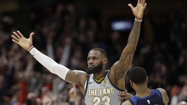 LeBron James rozhodl blokem a vítěznou střelou s klaksonem dramatický zápas NBA Clevelandu s Minnesotou. LeBron James rozhodl blokem a vítěznou střelou s klaksonem dramatický zápas NBA Clevelandu s Minnesotou.