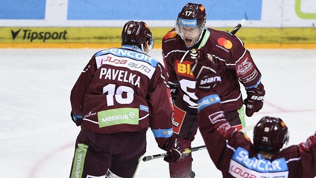 Z gólu se radují hráči Sparty (zleva) Tomáš Pavelka, autor branky Jaroslav Hlinka a Roberts Bukarts. A můžou se těšit na předkolo play off. Z gólu se radují hráči Sparty (zleva) Tomáš Pavelka, autor branky Jaroslav Hlinka a Roberts Bukarts. A můžou se těšit na předkolo play off.