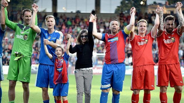 Fotbalový záložník Pavel Horváth (třetí zprava) s dcerou Adrianou a synem Patrikem během benefičního zápasu v plzeňské Doosan Areně. Fotbalový záložník Pavel Horváth (třetí zprava) s dcerou Adrianou a synem Patrikem během benefičního zápasu v plzeňské Doosan Areně.