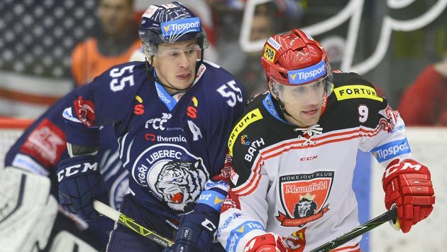 Zleva Martin Ševc z Liberce a Bedřich Köhler z Hradce v utkání 35. extraligového kola. Zleva Martin Ševc z Liberce a Bedřich Köhler z Hradce v utkání 35. extraligového kola.