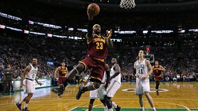 LeBron James v utkání s Bostonem. LeBron James v utkání s Bostonem.