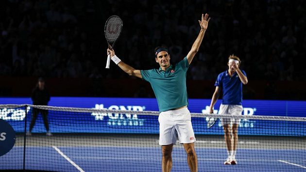 Švýcar Roger Federer se raduje z vítězství nad Němcem Alexandrem Zverevem na tenisové exhibici v Mexiku. Švýcar Roger Federer se raduje z vítězství nad Němcem Alexandrem Zverevem na tenisové exhibici v Mexiku.