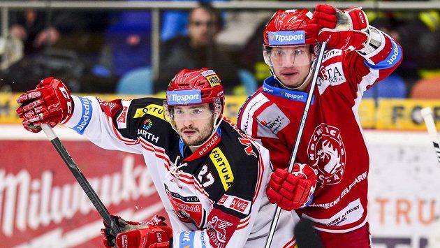 Hradecký útočník Rastislav Dej (vlevo) v souboji s Davidem Noskem z Třince v zápase 37. kola hokejové Tipsport extraligy. Hradecký útočník Rastislav Dej (vlevo) v souboji s Davidem Noskem z Třince v zápase 37. kola hokejové Tipsport extraligy.