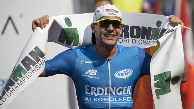 Němec Patrick Lange se raduje z vítězství a rekordního času na havajském Ironmanu. Němec Patrick Lange se raduje z vítězství a rekordního času na havajském Ironmanu.