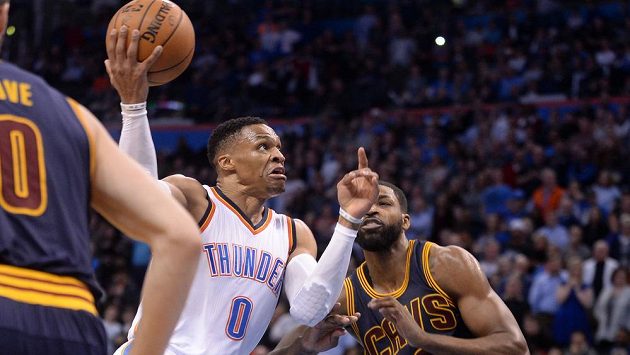 Russell Westbrook (0) z Oklahomy se prodírá obranou Clevelandu. Russell Westbrook (0) z Oklahomy se prodírá obranou Clevelandu.
