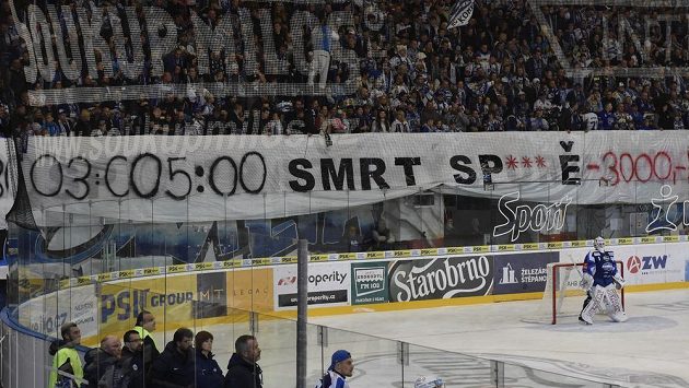 Fanoušci Komety vyvěsili během utkání se Spartou i tento transparent. Fanoušci Komety vyvěsili během utkání se Spartou i tento transparent.