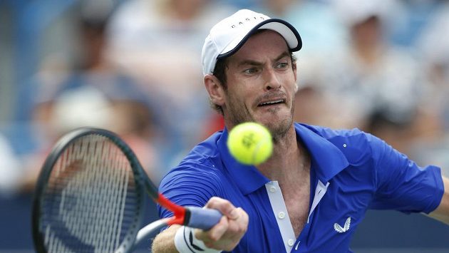 Brit Andy Murray při utkání s Francouzem Richardem Gasquetem v Cincinnati. Brit Andy Murray při utkání s Francouzem Richardem Gasquetem v Cincinnati.