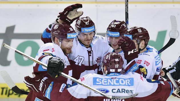 Hokejisté Sparty se radují z třetího gólu proti Liberci. Zleva Adam Polášek, Jan Buchtele, Jaroslav Hlinka, Lukáš Klimek a Miroslav Forman. Hokejisté Sparty se radují z třetího gólu proti Liberci. Zleva Adam Polášek, Jan Buchtele, Jaroslav Hlinka, Lukáš Klimek a Miroslav Forman.