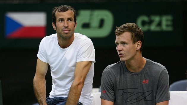 Čeští reprezentanti Tomáš Berdych (vpravo) a Radek Štěpánek na otevřeném tréninku před semifinále tenisového Davisova poháru Česko - Argentina. Čeští reprezentanti Tomáš Berdych (vpravo) a Radek Štěpánek na otevřeném tréninku před semifinále tenisového Davisova poháru Česko - Argentina.