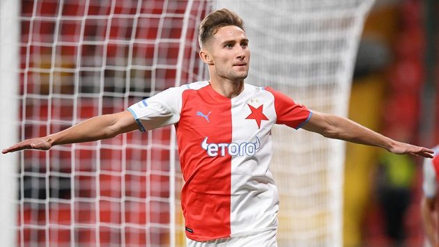 Jan Kuchta slaví vedoucí gól Slavie. Jan Kuchta slaví vedoucí gól Slavie.