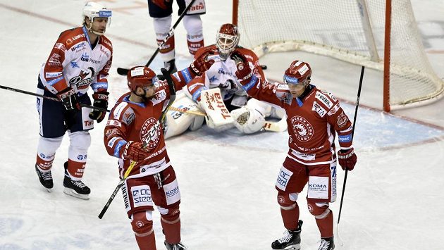 Třinečtí hokejisté slaví gól v Pardubicích. Jeho autorem byl Jiří Polanský (vpravo). Třinečtí hokejisté slaví gól v Pardubicích. Jeho autorem byl Jiří Polanský (vpravo).