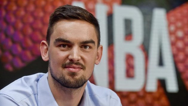 Basketbalista Tomáš Satoranský na tiskové konferenci po sezóně v americké NBA, kde hraje za tým Washington Wizards. Basketbalista Tomáš Satoranský na tiskové konferenci po sezóně v americké NBA, kde hraje za tým Washington Wizards.